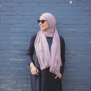 This style features a simple yet elegant drape of fabric that falls gracefully over the shoulders with a loose, flowing effect. It’s paired with minimalistic accessories, offering a sophisticated and timeless look with an effortless vibe. The style is versatile and easy to wear for any occasion.