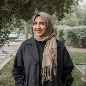 A simple, easy-to-style hijab featuring subtle tassels at the ends. The fabric is loosely draped for a relaxed look while keeping the style effortlessly chic.